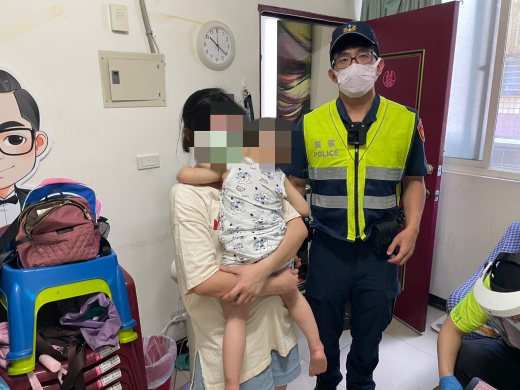 警員吳奕德獲報後配合消防隊人員到場。