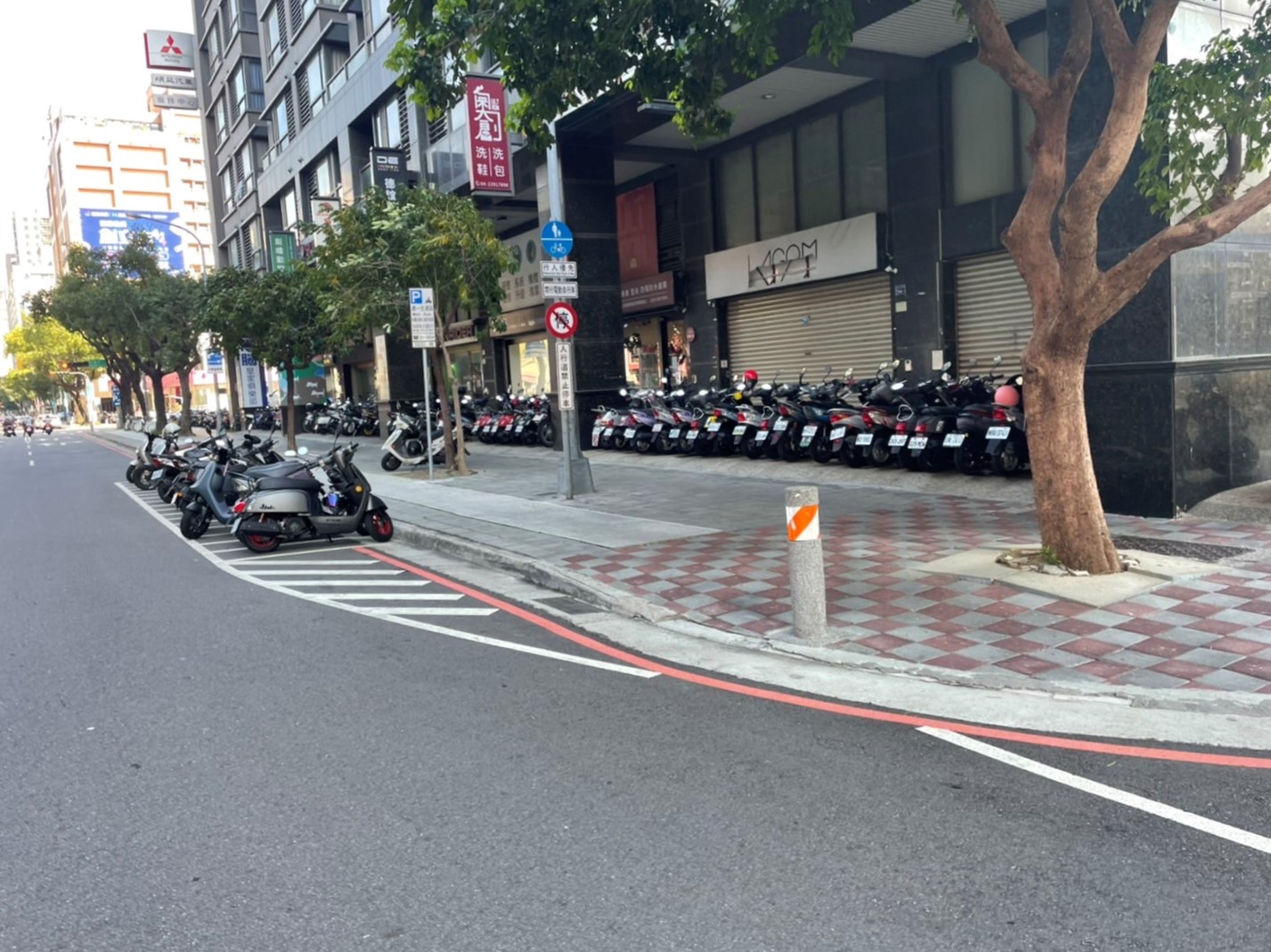 圖片說明:台中市政府交通局為提升市民用路安全,已於文心路上路口遠端處停車格前增劃槽化線。(記者謝榮浤翻攝)