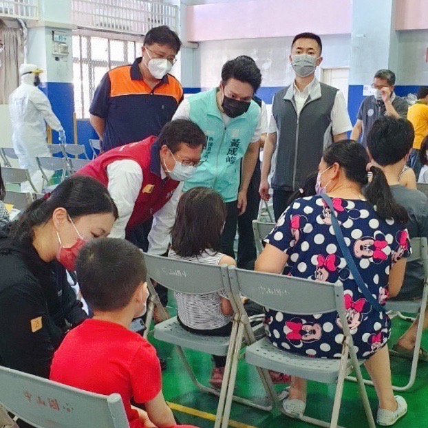 圖片說明:桃園市府日前緊急通知原6月9日兒童BNT疫苗接種提早至今(5)日施打,市長鄭文燦(左一)及桃園區議員候選人黃成峻(右二)皆到場關心兒童施打情況。(記者宋紹誠翻攝)