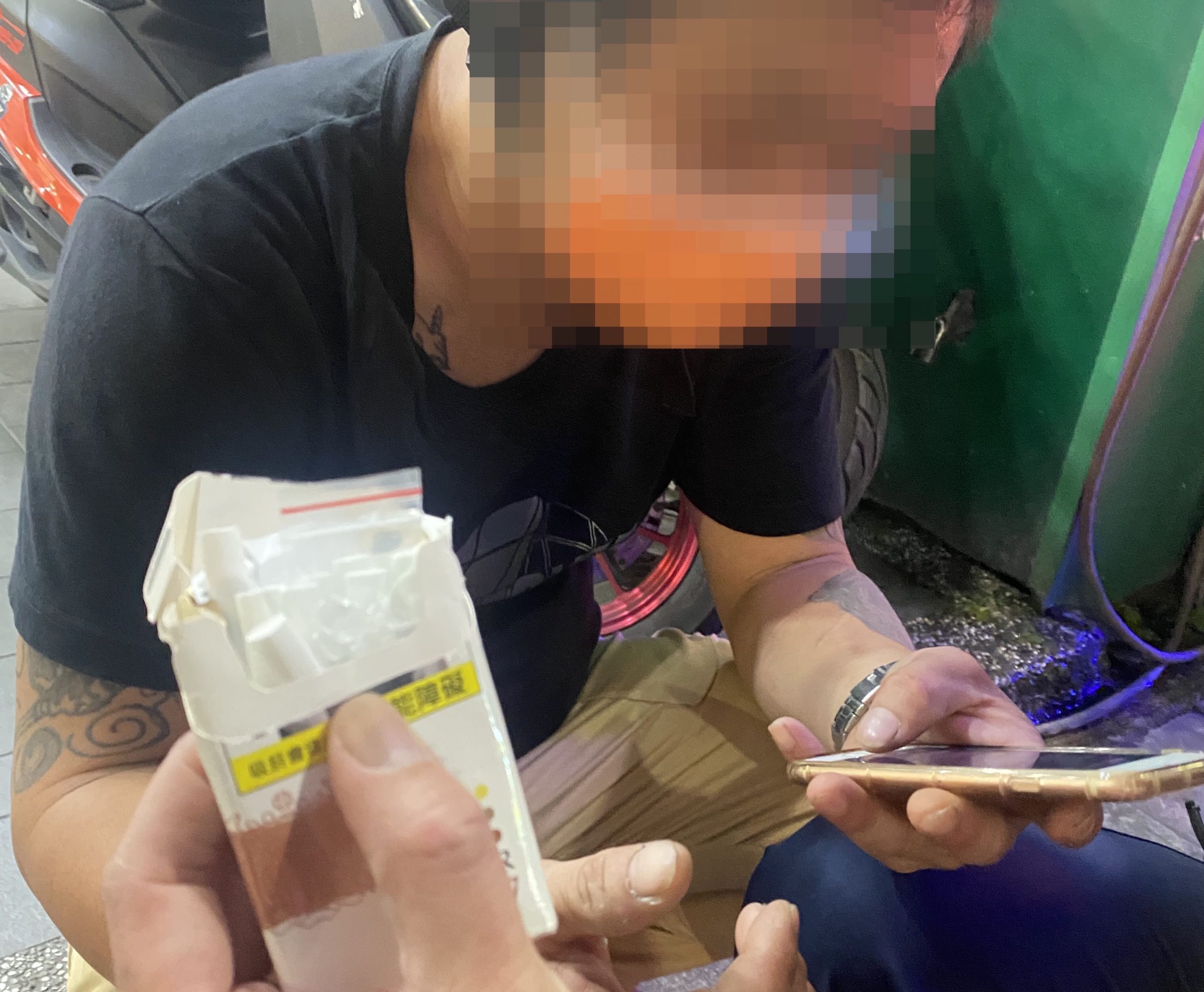 圖片說明:汐止警巡邏時攔查王男交通違規,意外於王男菸盒中查獲毒品安非他命。(記者徐煜勝翻攝)