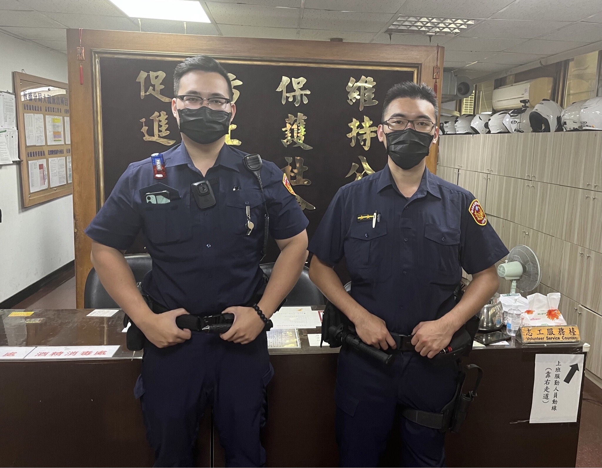 圖片說明:大觀派出所警員曾唯皓、鄧子杰發現劉姓駕駛疑似為中風,立即通報勤務指揮中心緊急送往亞東醫院救治。(記者林艷林翻攝)