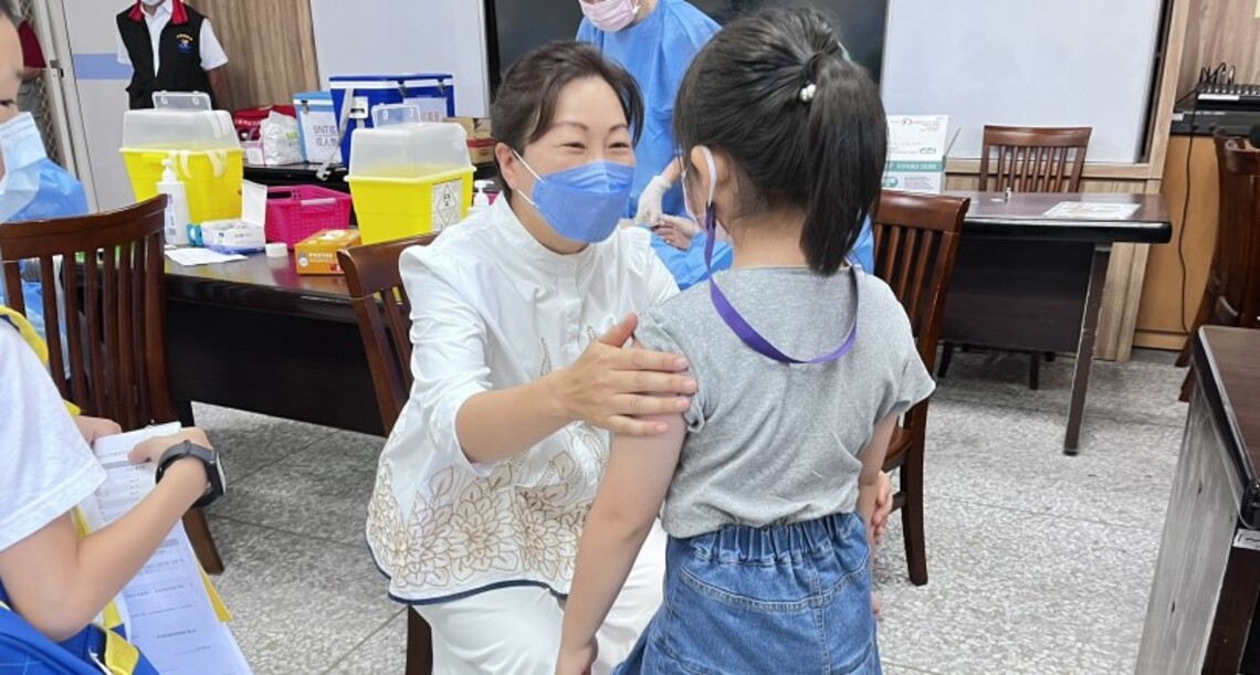 花蓮校園施打兒童BNT疫苗 徐榛蔚關心學子疫苗施打情形