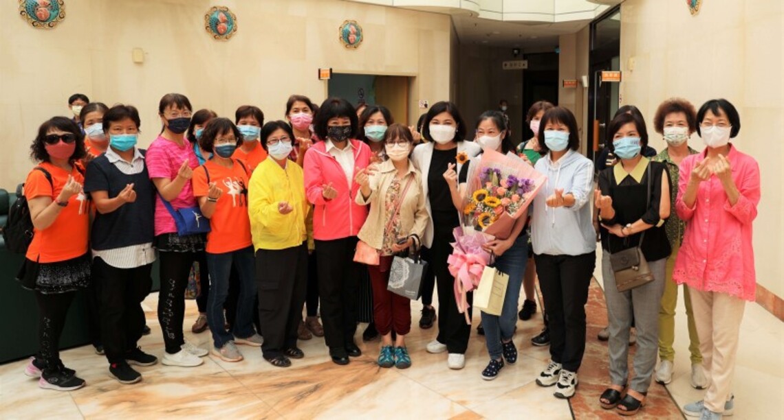 婦女朋友獻花    感謝張麗善縣長備足孩童疫苗  守護咱雲林囝仔健康