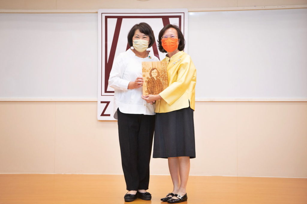 市長致贈感謝獎牌給蔡青蓉社長