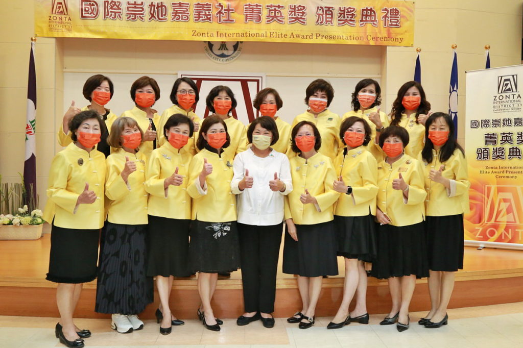 市長與崇她社成員合照