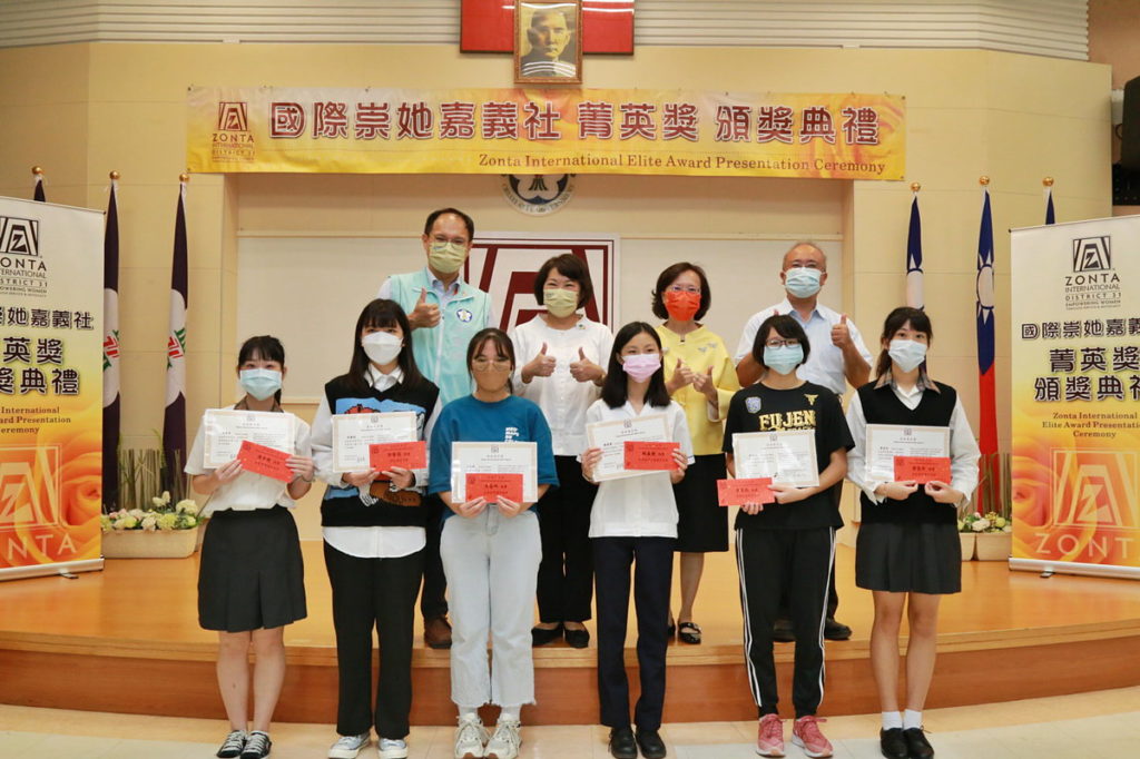 市長與崇她入選獎學生合照