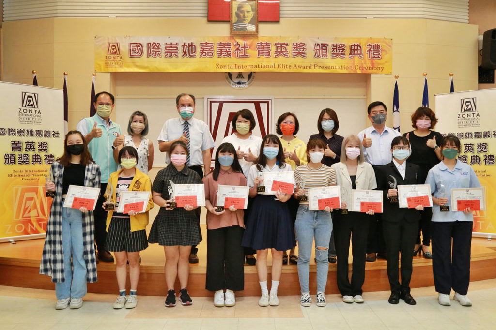 市長與崇她傑出獎得主合照