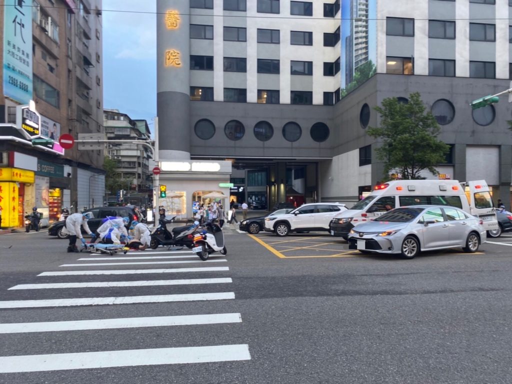 交通事故現場急救畫面。