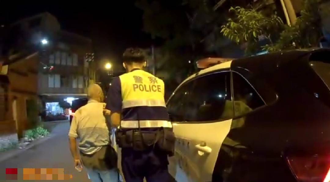 ▲員警找來消防人員架梯救出老翁,並駕車護送老翁返家 (圖/苗栗縣警察局 提供)