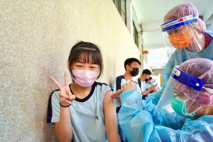 屏縣新增2213例確診 青少年BNT疫苗入校施打