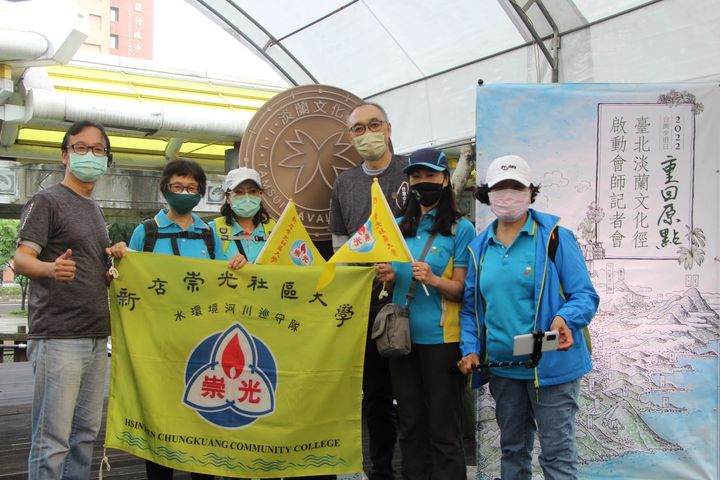 新北市謝政達副市長、新北市政府觀光旅遊局長楊宗與淡蘭義工隊。 圖:新北市政府觀光旅遊局/提供