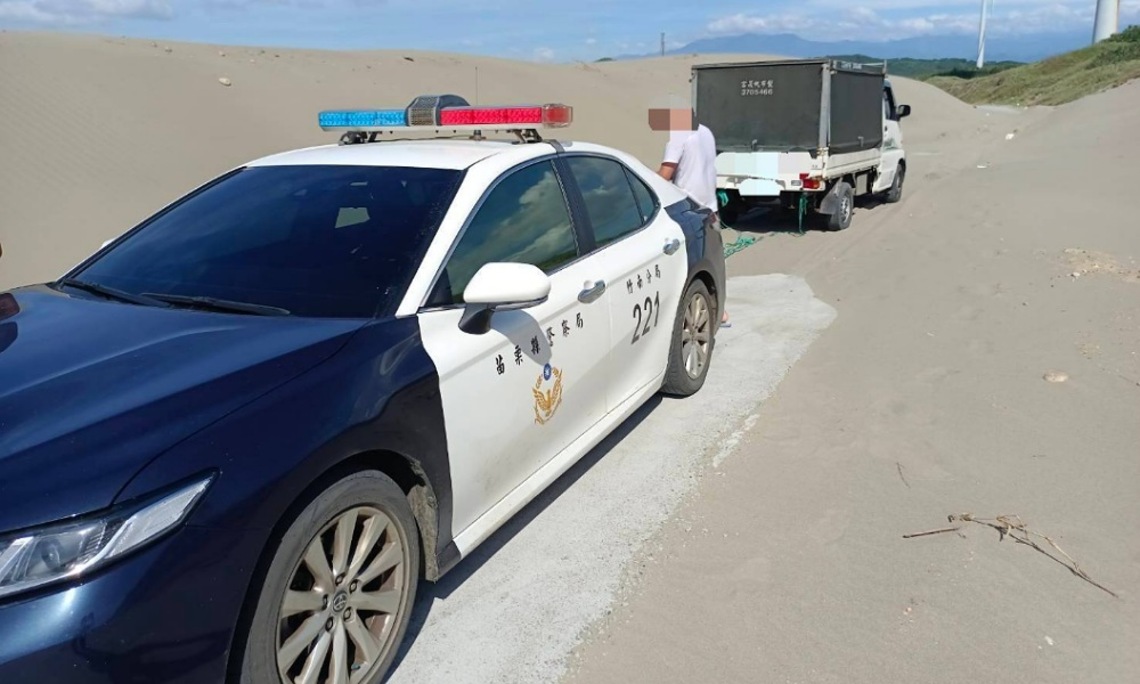 自小貨車受困海邊小路沙堆 警副所長李增灝協助脫困
