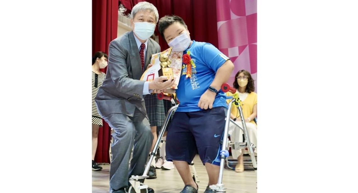 不向生命服輸、樂觀開朗小勇士 中山國小李冠郁獲總統教育獎