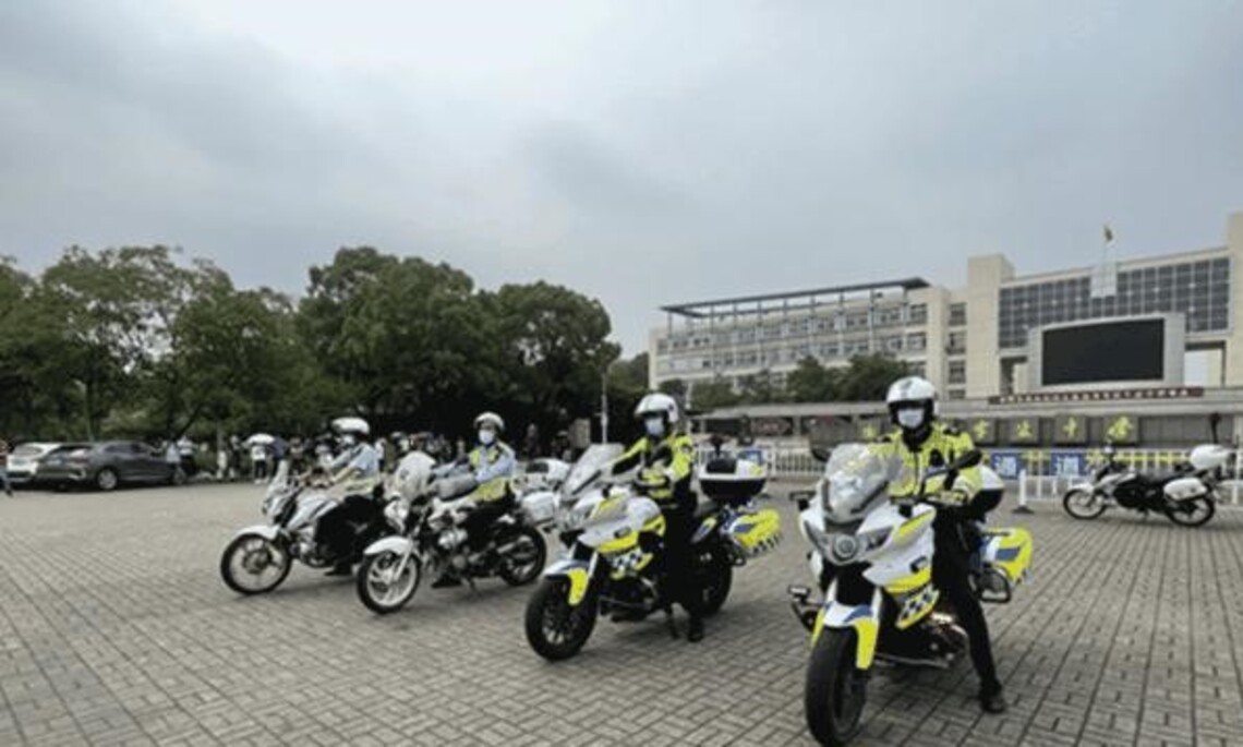 中國大陸寧波交警為考生保駕護航讓考生有驚無險