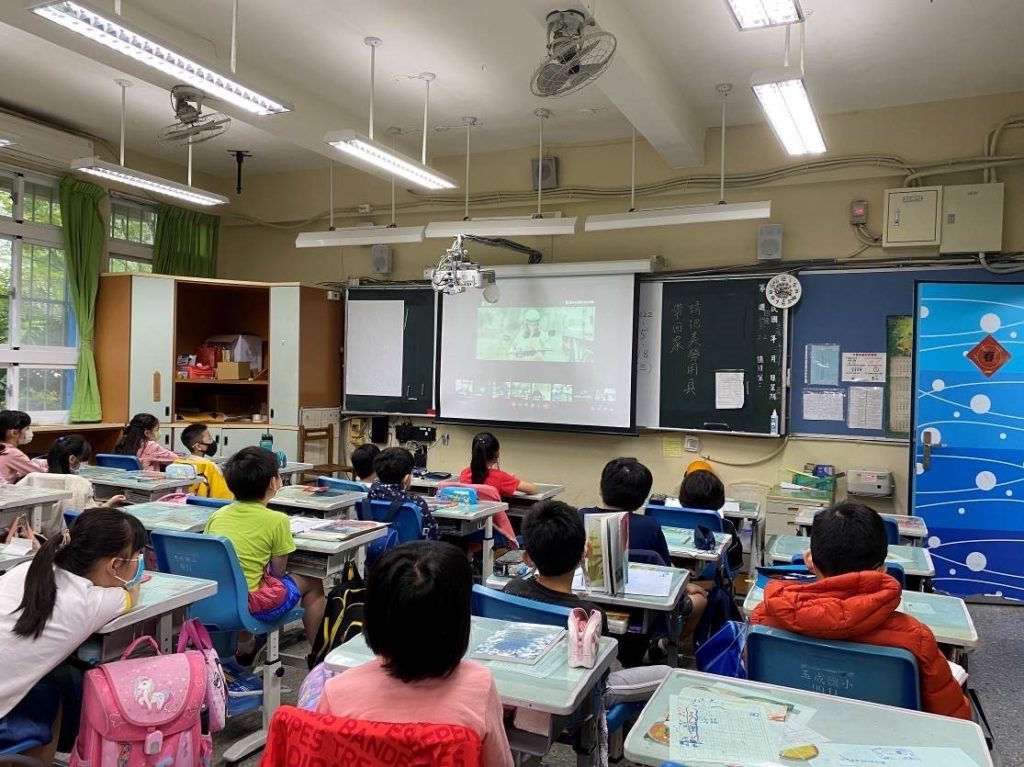 玉成國小學童專心聽講