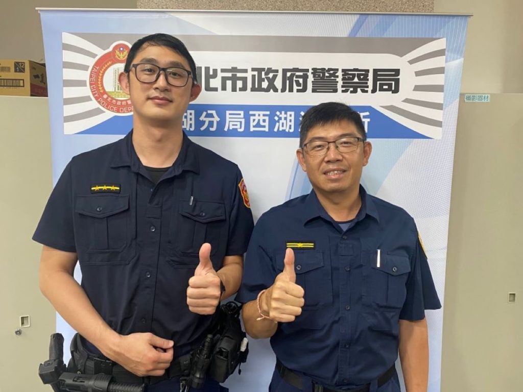西湖派出所副所長蔡三華右、警員鍾賀元左