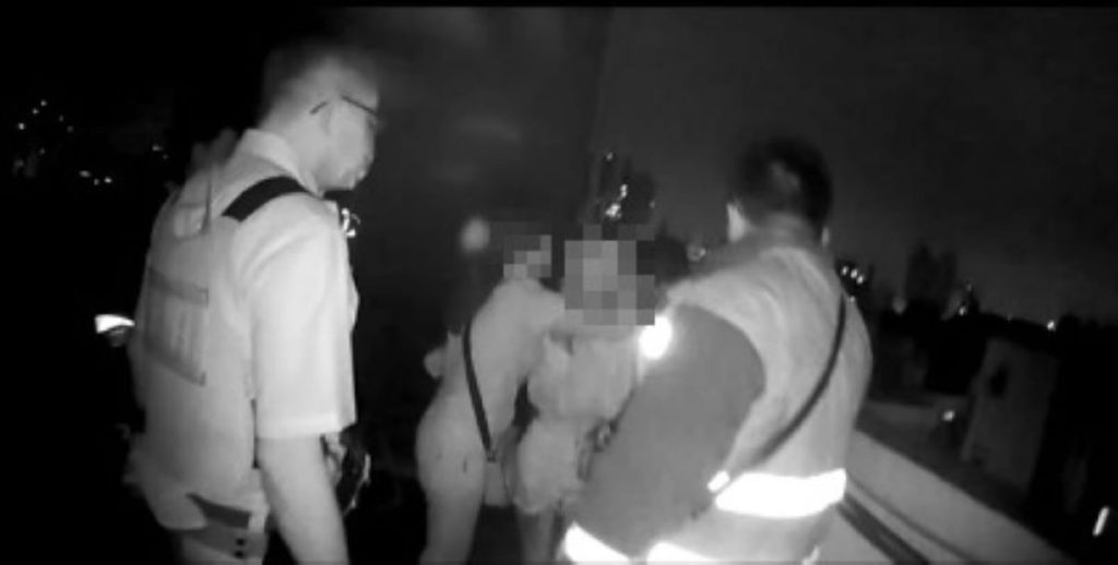 警消立刻上前阻止女子再有危險舉動