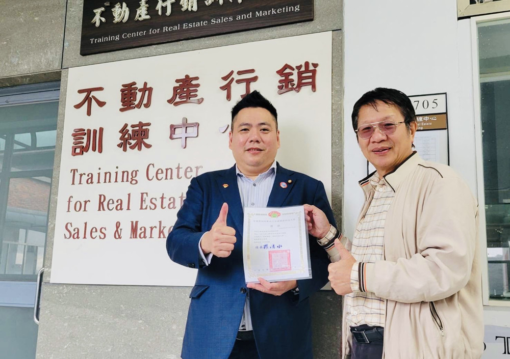 ▲宏國德霖科大不動產系蔡耀德(左)品學兼優、熱心公益，畢業獲董事長獎，系主任凌烽生(右)表示與有榮焉、值得學弟妹仿效。(圖/宏國德霖科大提供)