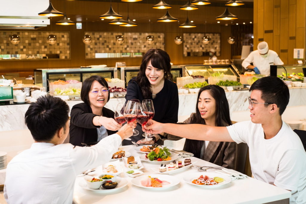 六福萬怡推謝師宴優惠,享敘日全日餐廳五星buffet,享受當季主題美味料理,還有各式異國自助百匯吃到飽,最低68折。 (圖/六福旅遊集團提供)
