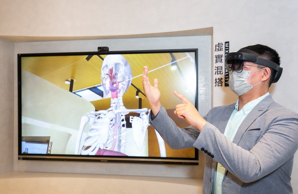 淡江大學為首家成立「AI創智學院」,同時也是第一個建置「全雲端校園」的大專院校。