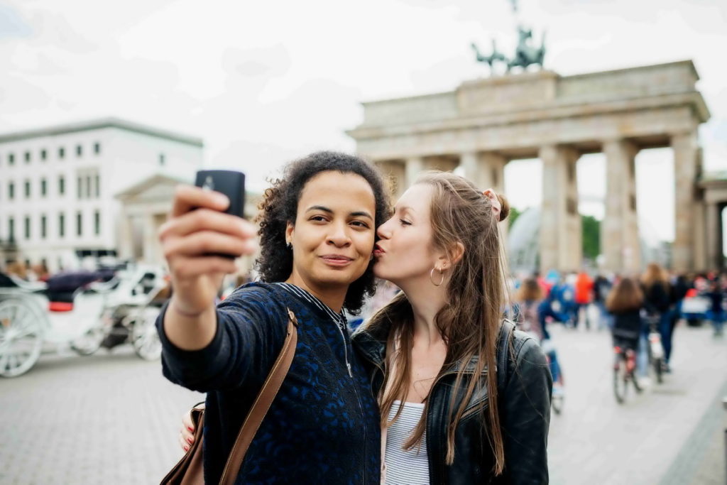 92%的臺灣 LGBTQ+ 旅人表示目前大部分的旅遊體驗都算友善,同時超過八成傾向支持友善的品牌服務。(圖片由Booking.com提供)