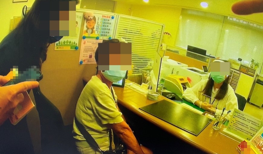 ▲7旬張姓婦人聽信外匯投資「穩賺不賠」話術,欲保單借款賺一筆,警方與行員聯手成功勸阻 (圖/台中豐原分局 提供)