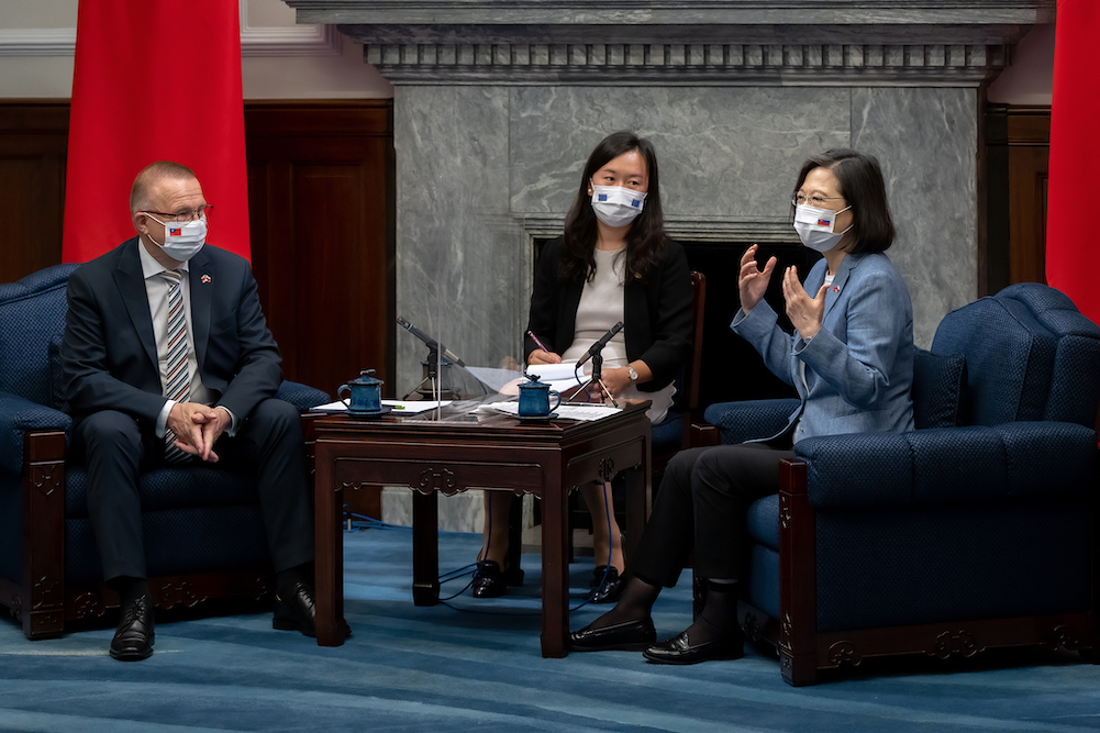 蔡英文接見斯洛伐克訪團 盼台斯共創國際善的循環 26 總統蔡英文7日上午接見「斯洛伐克國會暨布拉提斯拉瓦省訪問團」,蔡英文強調,台斯要一起共創國際善的循環。