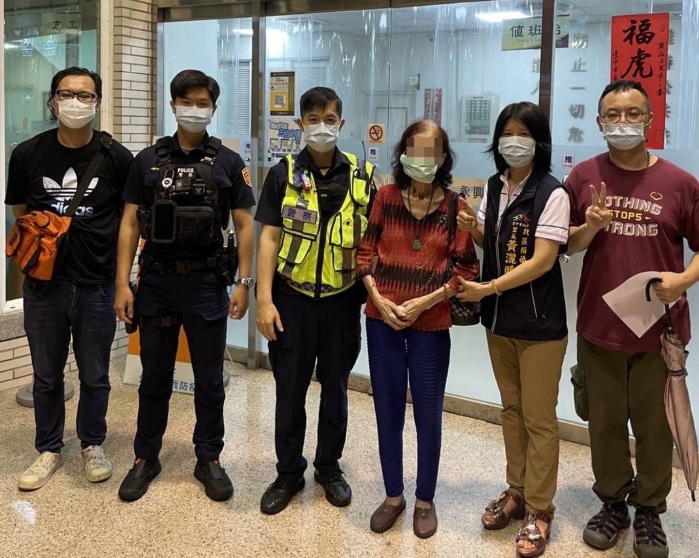圖片說明:八旬失智的賴姓阿嬤至市場購物迷途,臺中市政府警察局第二分局永興派出所於受理後一小時內尋獲阿嬤並與其家人合影。(記者謝榮浤翻攝)