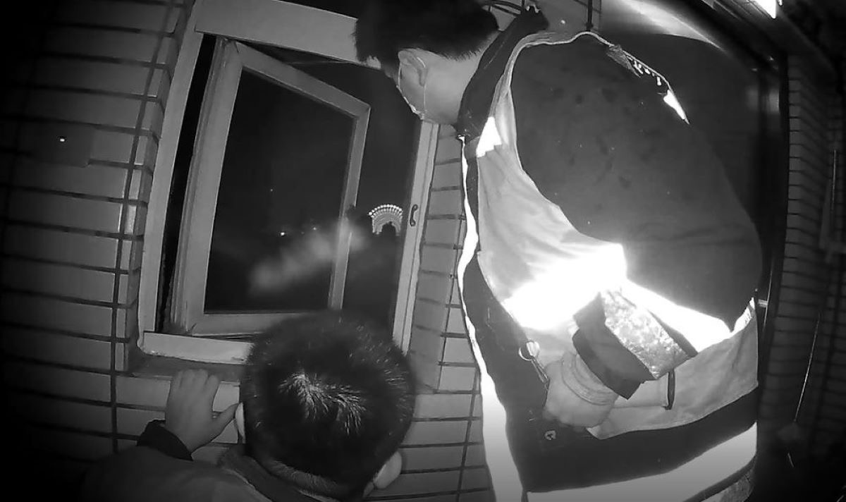 圖片說明:警方與消防在旁伺機上前救援。(記者宋紹誠翻攝)
