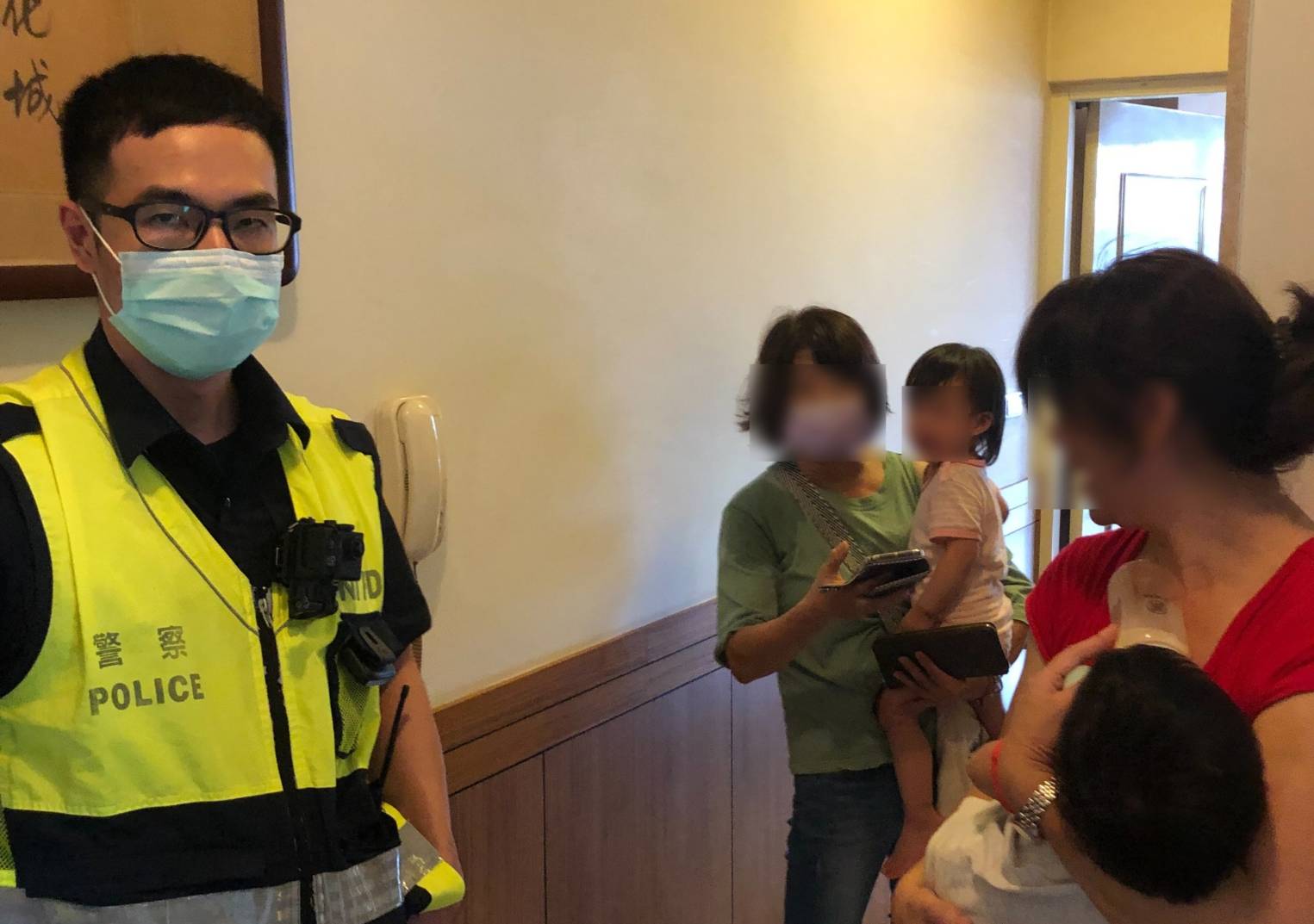 圖片說明:台中市南屯區2名幼童遭反鎖屋內,四分局南屯所員警賴楷棟、吳昂展立即馳赴到場協助脫困後與其合影。(記者謝榮浤翻攝)