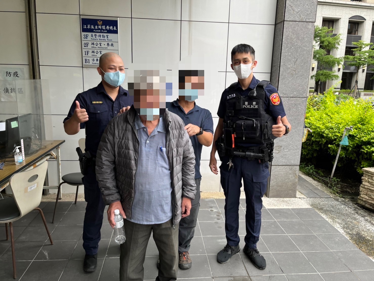 圖片說明:江翠派出所警員陳俊宏、蕭丞凱獲報發現老伯為協尋之失蹤人口,故趕緊致電通知其家屬。(記者林鈞澤翻攝)