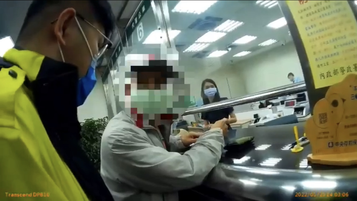 圖片說明:老翁欲解多年定存,行員驚覺有詐通報員警到場勸說。(記者徐煜勝翻攝)