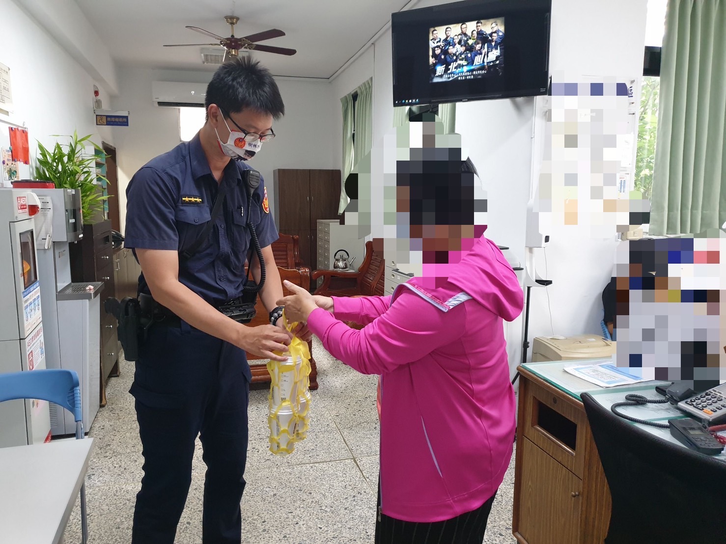 圖片說明:民眾致贈冰咖啡感謝員警辛勞,幫助尋回愛車。(記者徐煜勝翻攝)