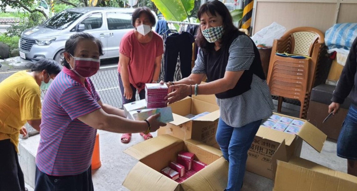 民間團體送快篩及口罩到杉林大愛園區 協助原民朋友防疫