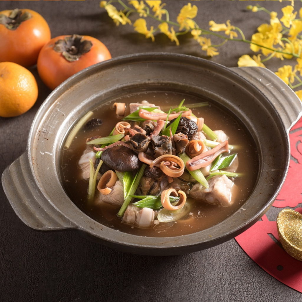 「魷魚螺肉蒜」將滿滿的魷魚、螺肉以小火煨煮,鎖住食材的鮮甜,搭配蒜苗、排骨酥、芹菜和香菇等配料,唰嘴暢快一直吃不停。(圖/六福旅遊集團提供)