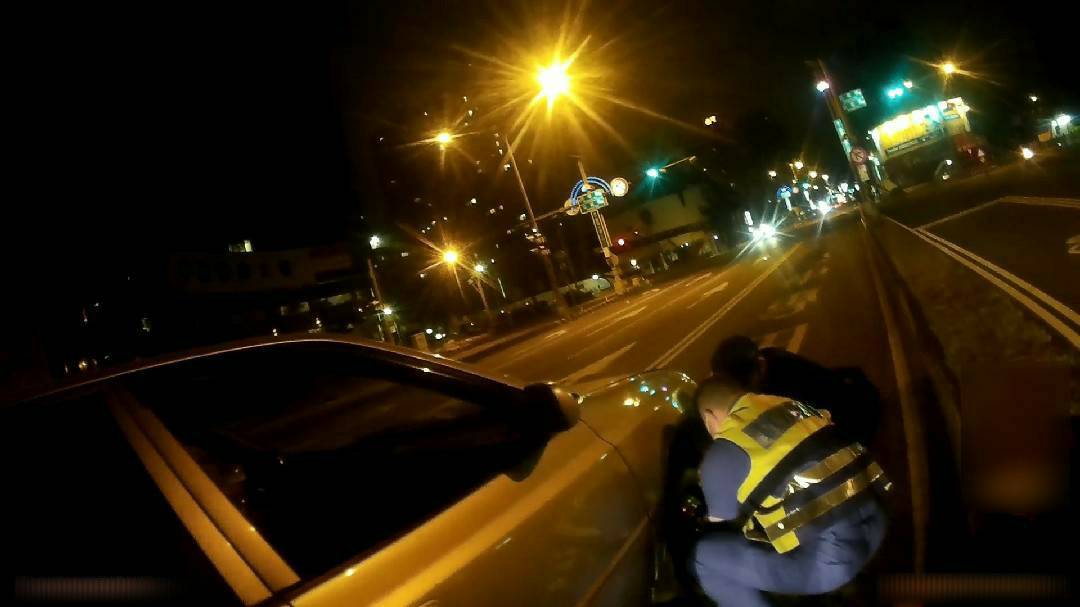 ▲85歲江姓老翁於凌晨時分車輛爆胎受困道路中,員警直接幫忙換胎解除困境 (圖/台中市警察局 提供)