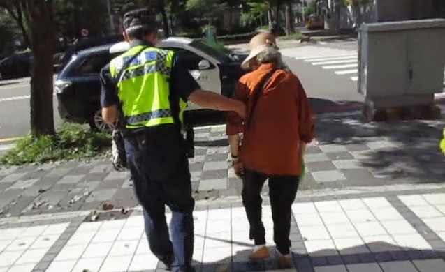 ▲84歲賴姓阿嬤因天氣炎熱,頭暈坐在椅子上休息,員警到場了解後直送阿嬤回家 (圖/台中市警察局 提供)