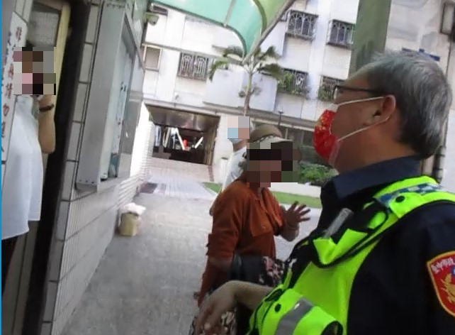 ▲阿嬤到家後熱情的向員警揮手道別 (圖/台中市警察局 提供)