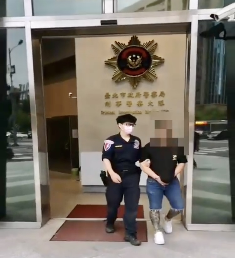 圖片說明：桃園刺青師以免費刺青為誘因，專門吸收弱勢缺錢花用的人當詐欺集團的取款車手。（記者徐煜勝翻攝）