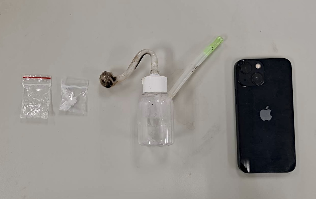 圖片說明:警方至陳嫌住處逮人並起獲安非他命及吸食器。(記者趙靜姸翻攝)