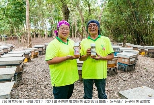 可能是 2 個人、大家站著和文字的圖像