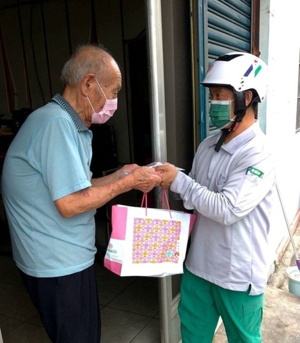 臺南郵局郵差關懷獨居長者
