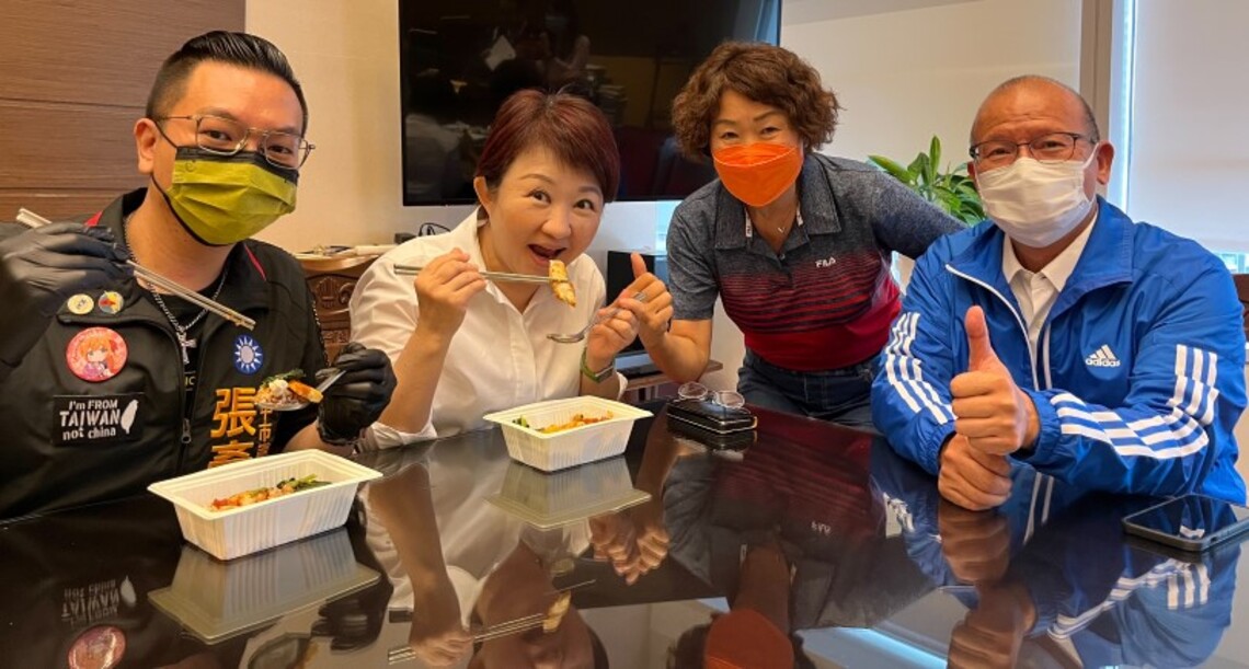 大鵬國小得獎營養午餐上架囉! 中市市長議長品嚐大讚「好吃!」