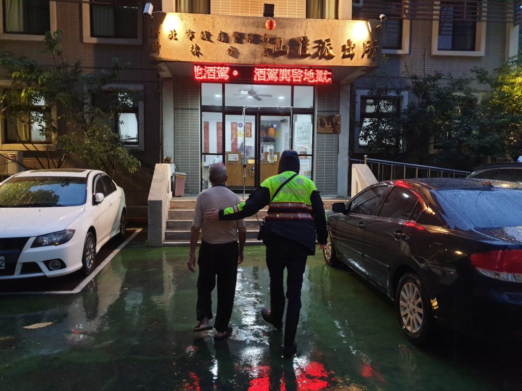 樹林分局山佳派出所警員林沅圻、張育齊協助迷途老翁返家