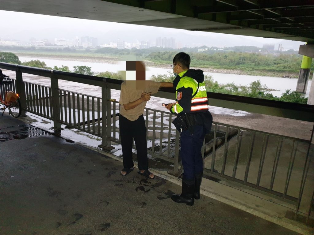 樹林分局山佳派出所警員林沅圻、張育齊協助迷途老翁返家