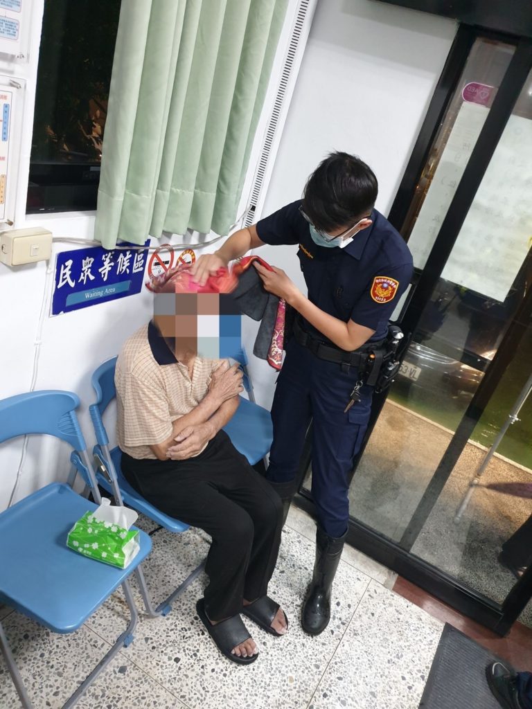 樹林分局山佳派出所警員林沅圻、張育齊協助迷途老翁返家