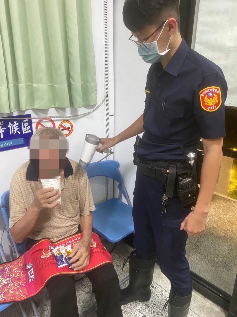 樹林分局山佳派出所警員林沅圻、張育齊協助迷途老翁返家