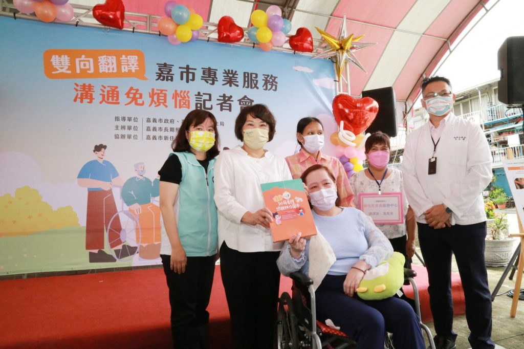市長致贈圖卡給長照家庭代表黃姐