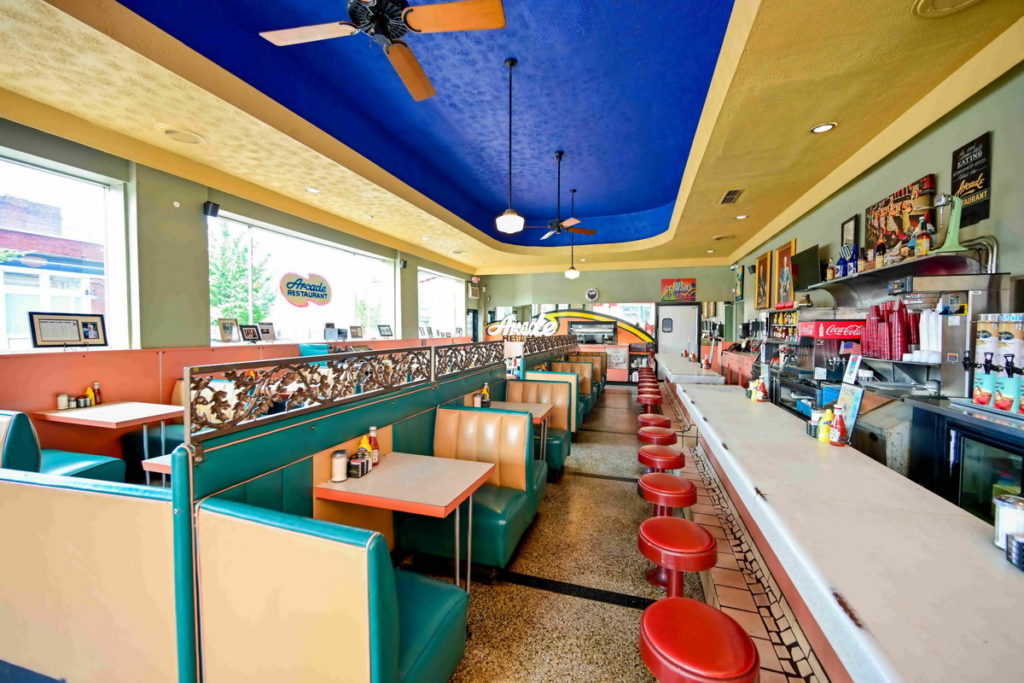 參與Booking.com「貓王體驗」的旅人將在著名的Arcade Restaurant享用午餐，於貓王習慣的座位拍照留念。(圖片由Booking.com提供)