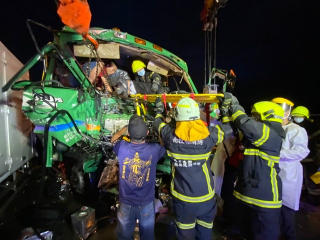 南投國道6車連環撞 一死一重傷。記者爆料網